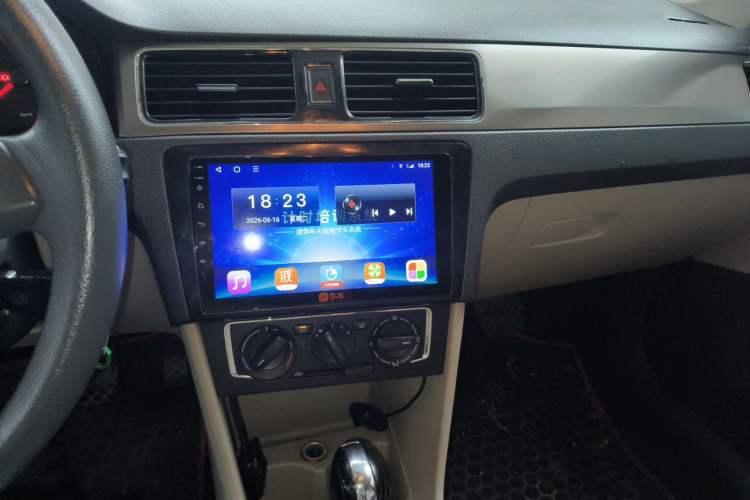 Used Volkswagen Santana 2015 1.6L Automatic Comfort Edition Audio And AC Panel