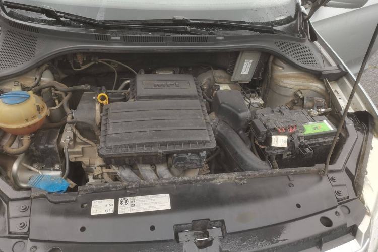 Used Volkswagen Santana 2015 1.6L Manual Fashion Edition Engine Bay