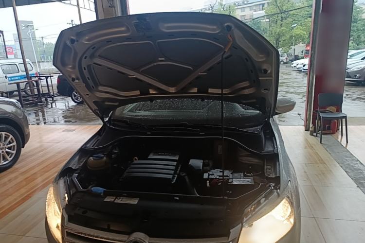 Used Volkswagen Santana 2015 1.6L Manual Comfort Edition Engine Bay