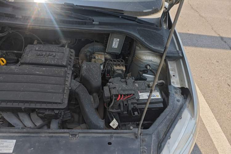 Used Volkswagen Santana 2015 1.6L Manual Fashion Edition Engine Bay Left
