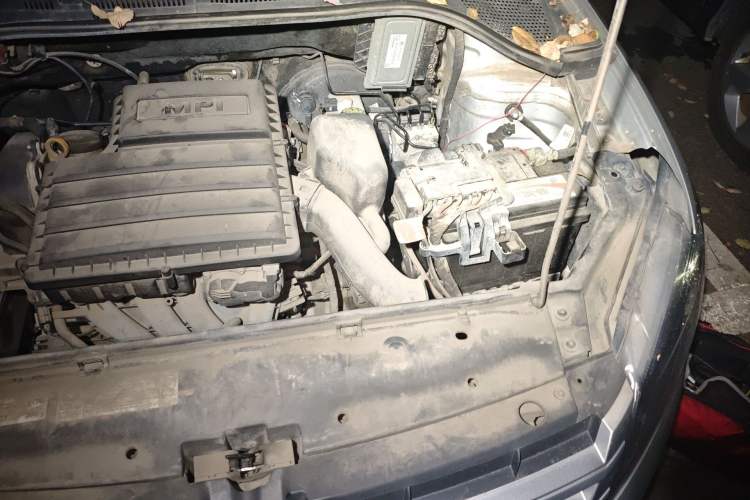 Used Volkswagen Santana 2015 1.6L Manual Fashion Edition Engine Bay Left