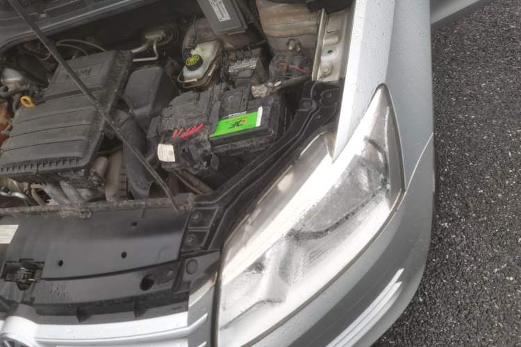 Used Volkswagen Santana 2015 1.6L Manual Fashion Edition Engine Bay Left