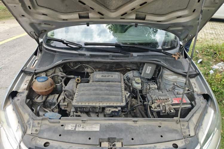 Used Volkswagen Santana 2015 1.6L Manual Comfort Edition Engine Bay
