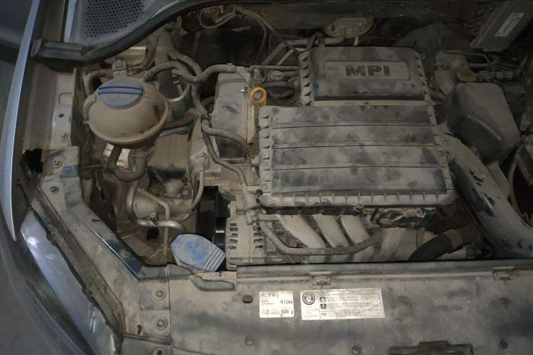 Used Volkswagen Santana 2015 1.6L Manual Comfort Edition Engine Bay Right