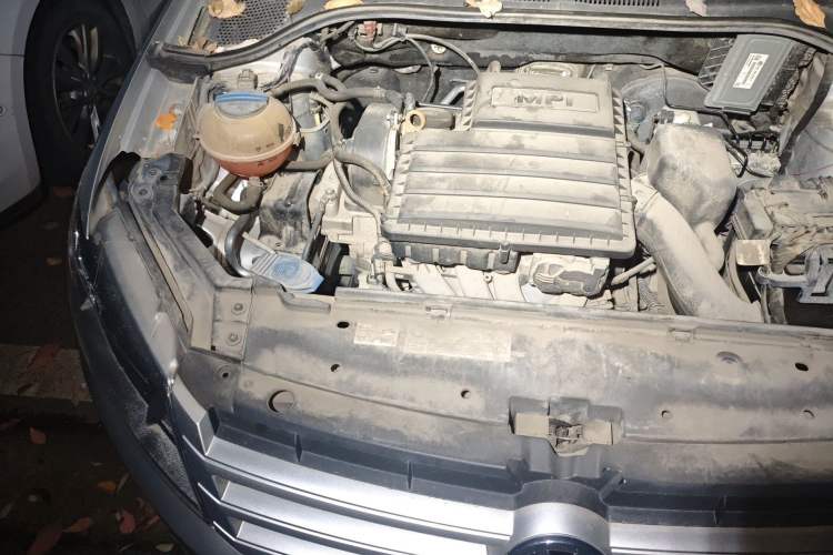 Used Volkswagen Santana 2015 1.6L Manual Fashion Edition Engine Bay Right