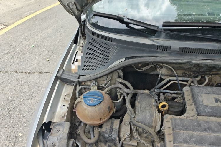 Used Volkswagen Santana 2015 1.6L Manual Comfort Edition Engine Bay Right