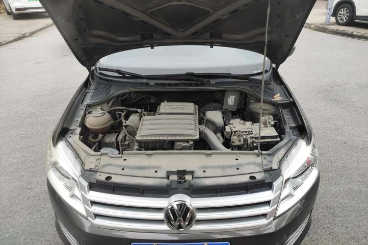 Used Volkswagen Santana 2015 1.6L Manual Fashion Edition Engine Bay