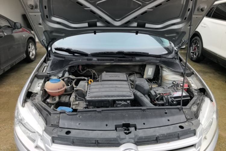 Used Volkswagen Santana 2015 1.6L Manual Fashion Edition Engine Bay