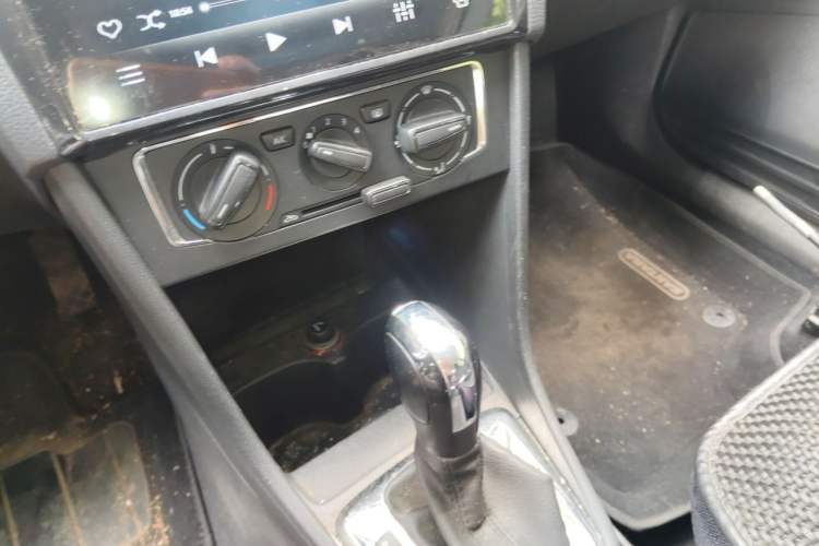 Used Volkswagen Santana 2015 1.6L Automatic Comfort Edition Gear Lever
