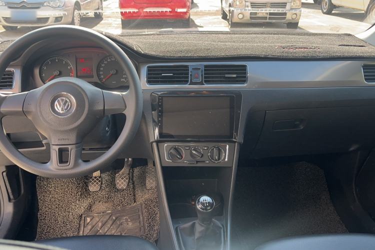 Used Volkswagen Santana 2015 1.6L Manual Comfort Edition Interior 3
