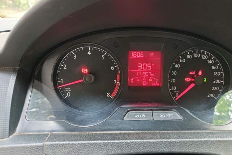 Used Volkswagen Santana 2015 1.6L Automatic Fashion Edition Odometer Close Up
