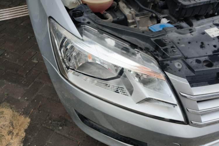 Used Volkswagen Santana 2015 1.6L Automatic Comfort Edition Right Front Headlight