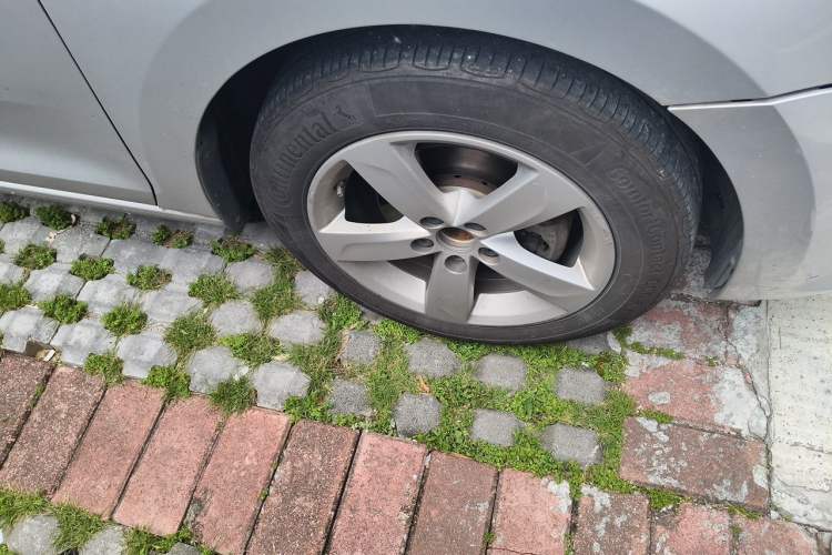 Used Volkswagen Santana 2015 1.6L Automatic Comfort Edition Right Front Wheel Hub