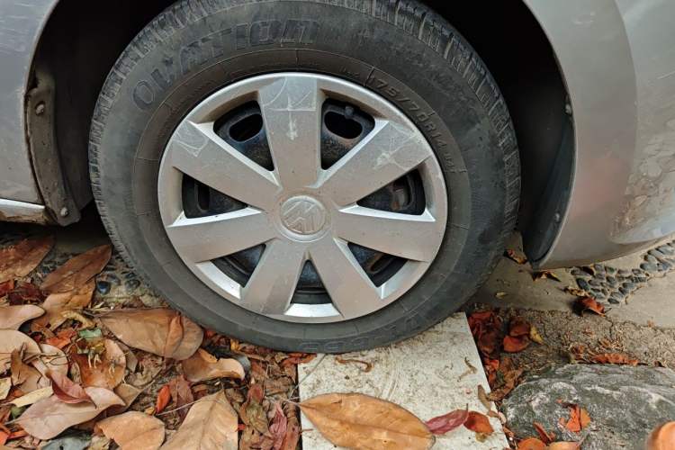 Used Volkswagen Santana 2015 1.6L Automatic Fashion Edition Right Front Wheel Hub