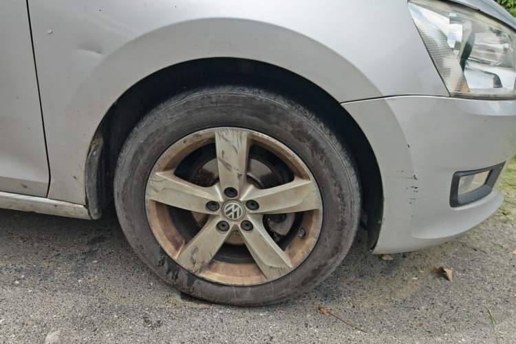 Used Volkswagen Santana 2015 1.6L Manual Comfort Edition Right Front Wheel Hub