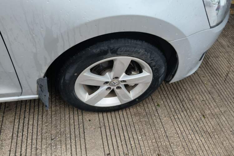 Used Volkswagen Santana 2015 1.6L Automatic Comfort Edition Right Front Wheel Hub