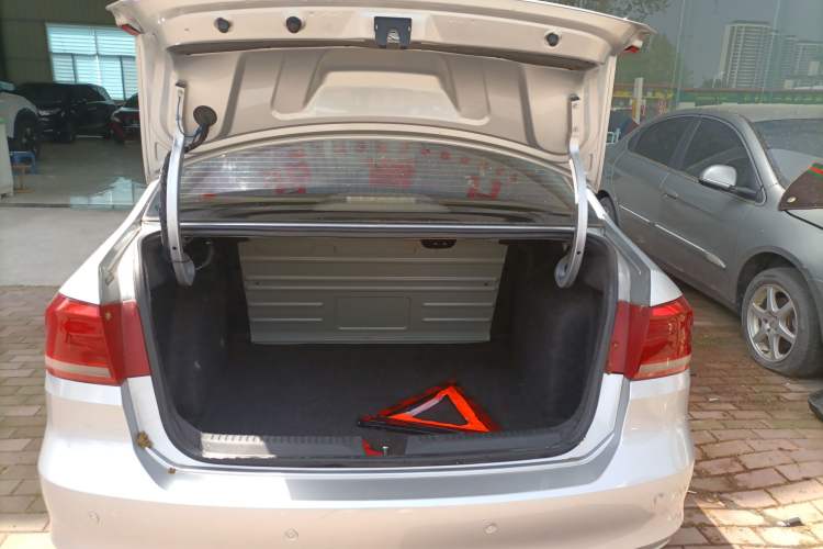 Used Volkswagen Santana 2015 1.6L Automatic Fashion Edition Trunk