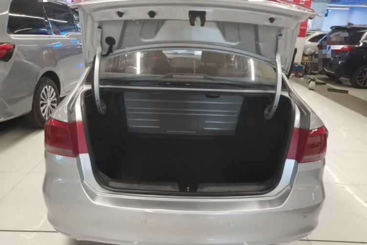 Used Volkswagen Santana 2015 1.6L Automatic Fashion Edition Trunk