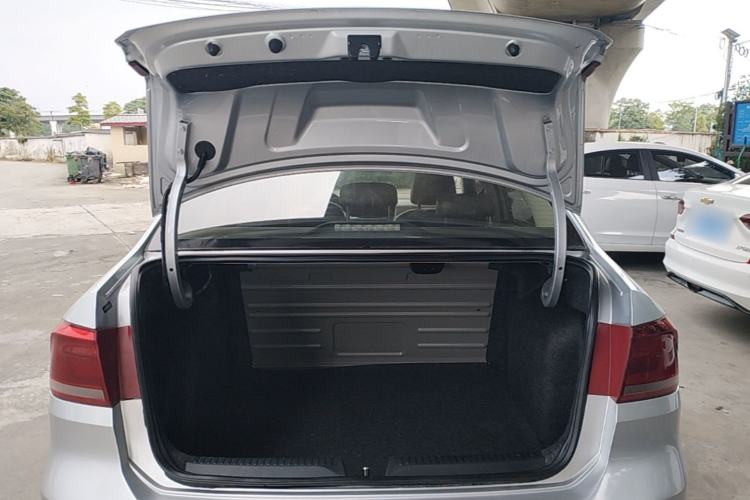 Used Volkswagen Santana 2015 1.4L Manual Comfort Edition Trunk