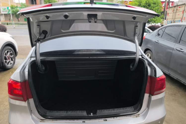 Used Volkswagen Santana 2015 1.6L Manual Fashion Edition Trunk
