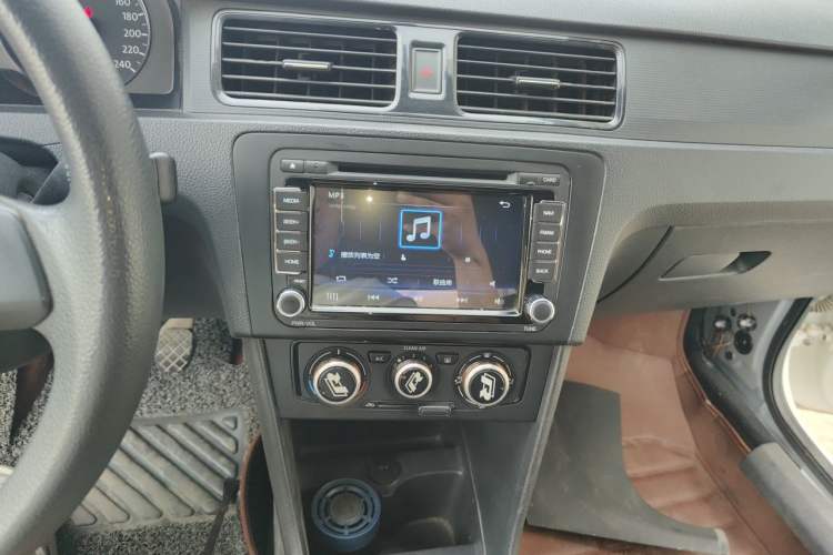 Used Volkswagen Santana 2015 1.4L Manual Fashion Edition Audio And AC Panel