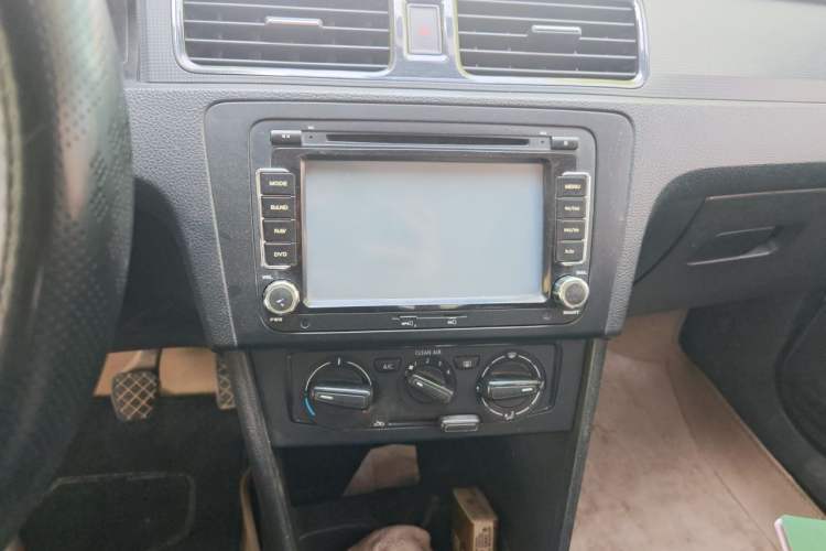 Used Volkswagen Santana 2015 1.6L Manual Fashion Edition Audio And AC Panel