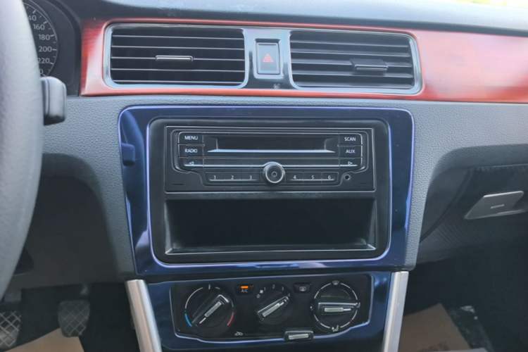 Used Volkswagen Santana 2015 1.4L Manual Fashion Edition Audio And AC Panel