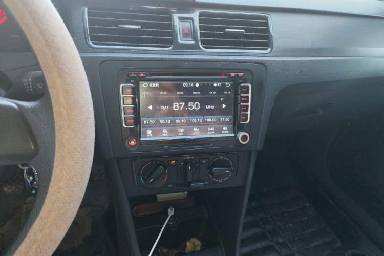 Used Volkswagen Santana 2015 1.6L Manual Fashion Edition Audio And AC Panel