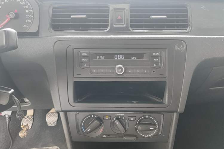 Used Volkswagen Santana 2015 1.4L Manual Fashion Edition Audio And AC Panel