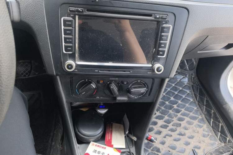 Used Volkswagen Santana 2015 1.6L Manual Fashion Edition Audio And AC Panel