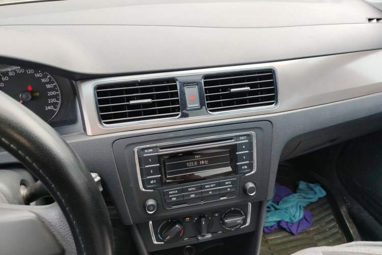 Used Volkswagen Santana 2015 1.6L Automatic Comfort Edition Audio And AC Panel