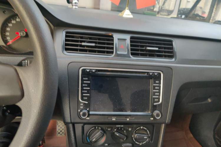 Used Volkswagen Santana 2015 1.4L Manual Fashion Edition Audio And AC Panel
