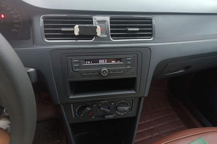 Used Volkswagen Santana 2015 1.6L Manual Fashion Edition Audio And AC Panel