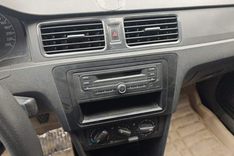 Used Volkswagen Santana 2015 1.6L Manual Fashion Edition Audio And AC Panel