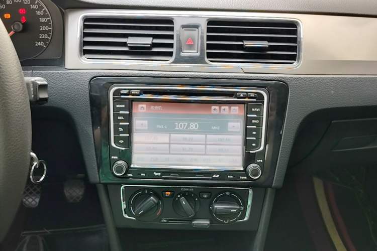 Used Volkswagen Santana 2015 1.6L Manual Comfort Edition Audio And AC Panel