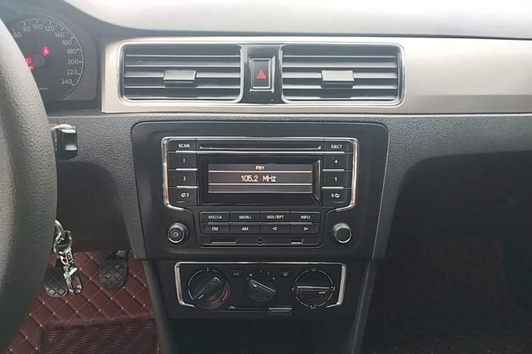 Used Volkswagen Santana 2015 1.6L Manual Comfort Edition Audio And AC Panel