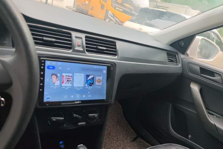 Used Volkswagen Santana 2015 1.6L Automatic Fashion Edition Audio And AC Panel