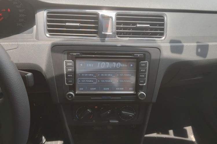 Used Volkswagen Santana 2015 1.6L Manual Fashion Edition Audio And AC Panel