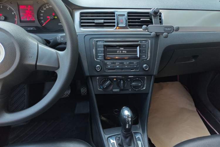 Used Volkswagen Santana 2015 1.6L Automatic Comfort Edition Audio And AC Panel