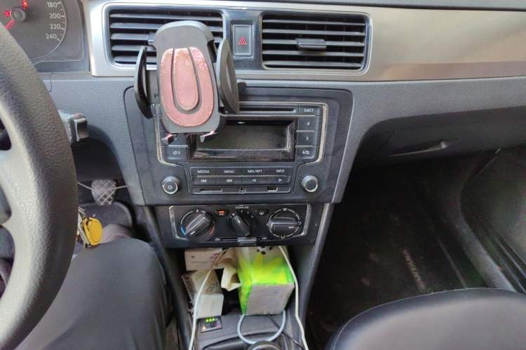 Used Volkswagen Santana 2015 1.6L Manual Comfort Edition Audio And AC Panel
