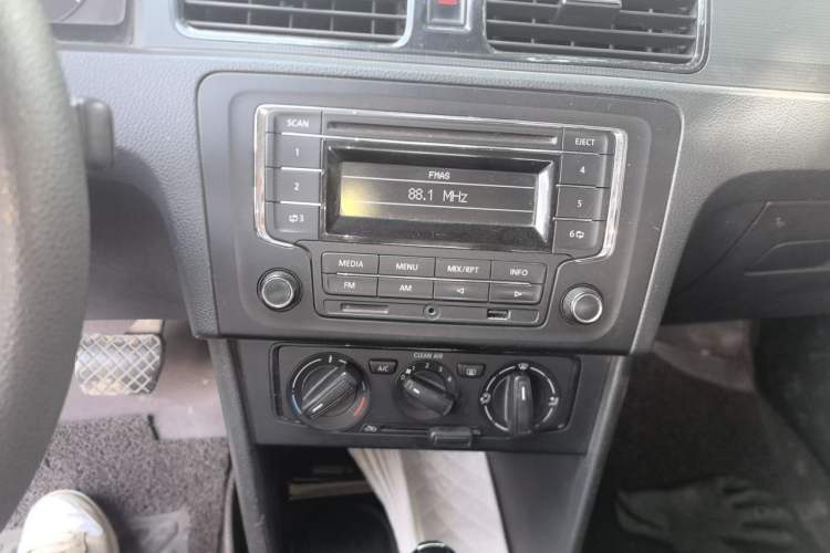 Used Volkswagen Santana 2015 1.6L Automatic Fashion Edition Audio And AC Panel