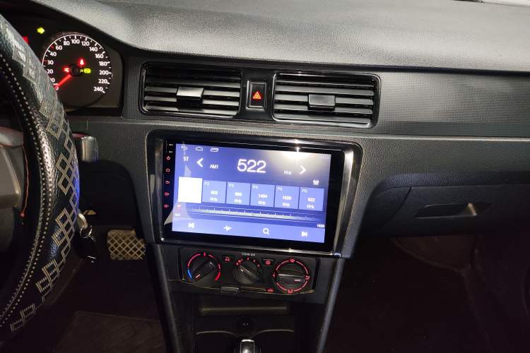 Used Volkswagen Santana 2015 1.6L Automatic Fashion Edition Audio And AC Panel