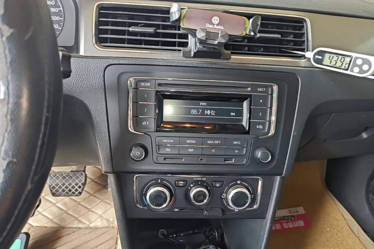 Used Volkswagen Santana 2015 1.6L Automatic Comfort Edition Audio And AC Panel