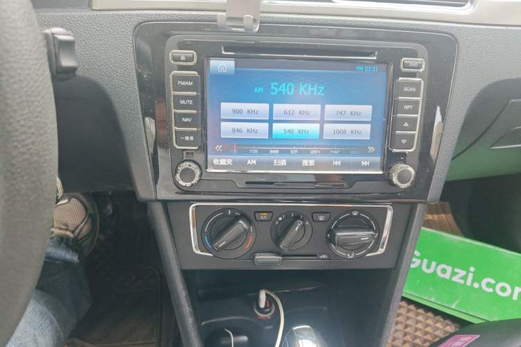 Used Volkswagen Santana 2015 1.6L Automatic Comfort Edition Audio And AC Panel