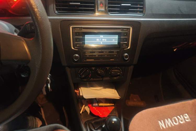 Used Volkswagen Santana 2015 1.6L Manual Fashion Edition Audio And AC Panel