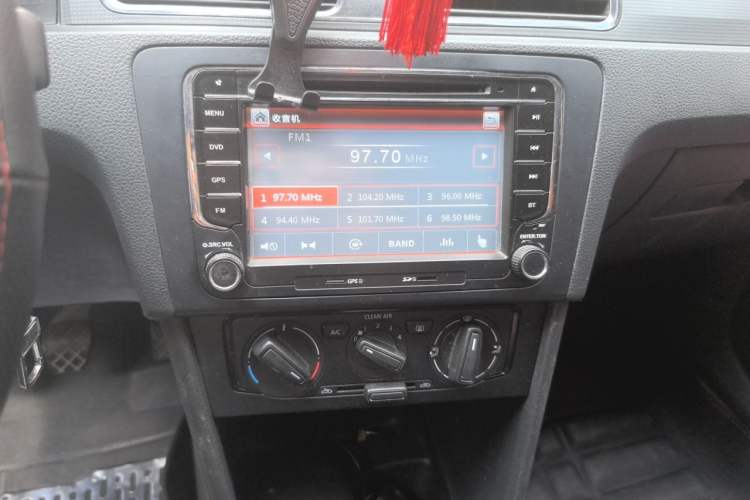 Used Volkswagen Santana 2015 1.4L Manual Fashion Edition Audio And AC Panel