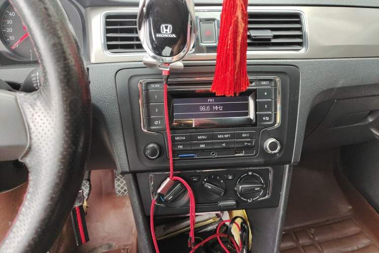 Used Volkswagen Santana 2015 1.6L Manual Comfort Edition Audio And AC Panel