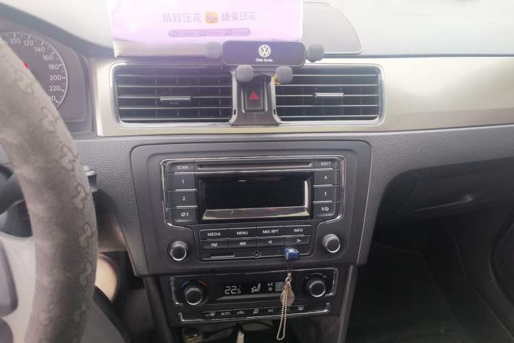 Used Volkswagen Santana 2015 1.4L Manual Comfort Edition Audio And AC Panel