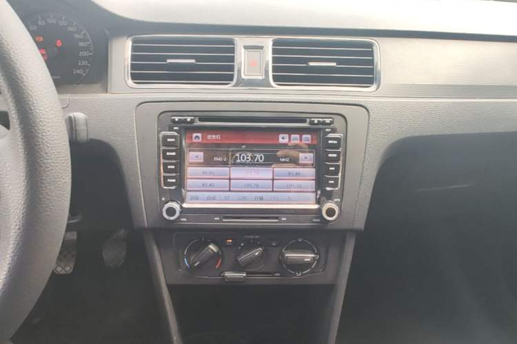 Used Volkswagen Santana 2015 1.6L Manual Fashion Edition Audio And AC Panel