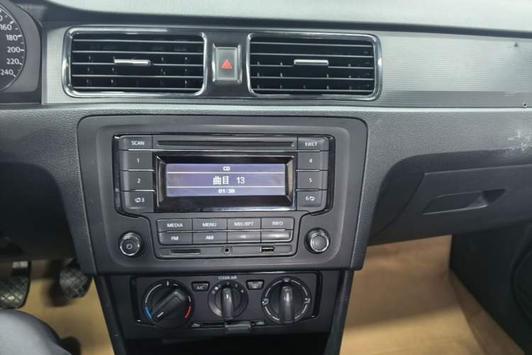 Used Volkswagen Santana 2015 1.6L Manual Fashion Edition Audio And AC Panel